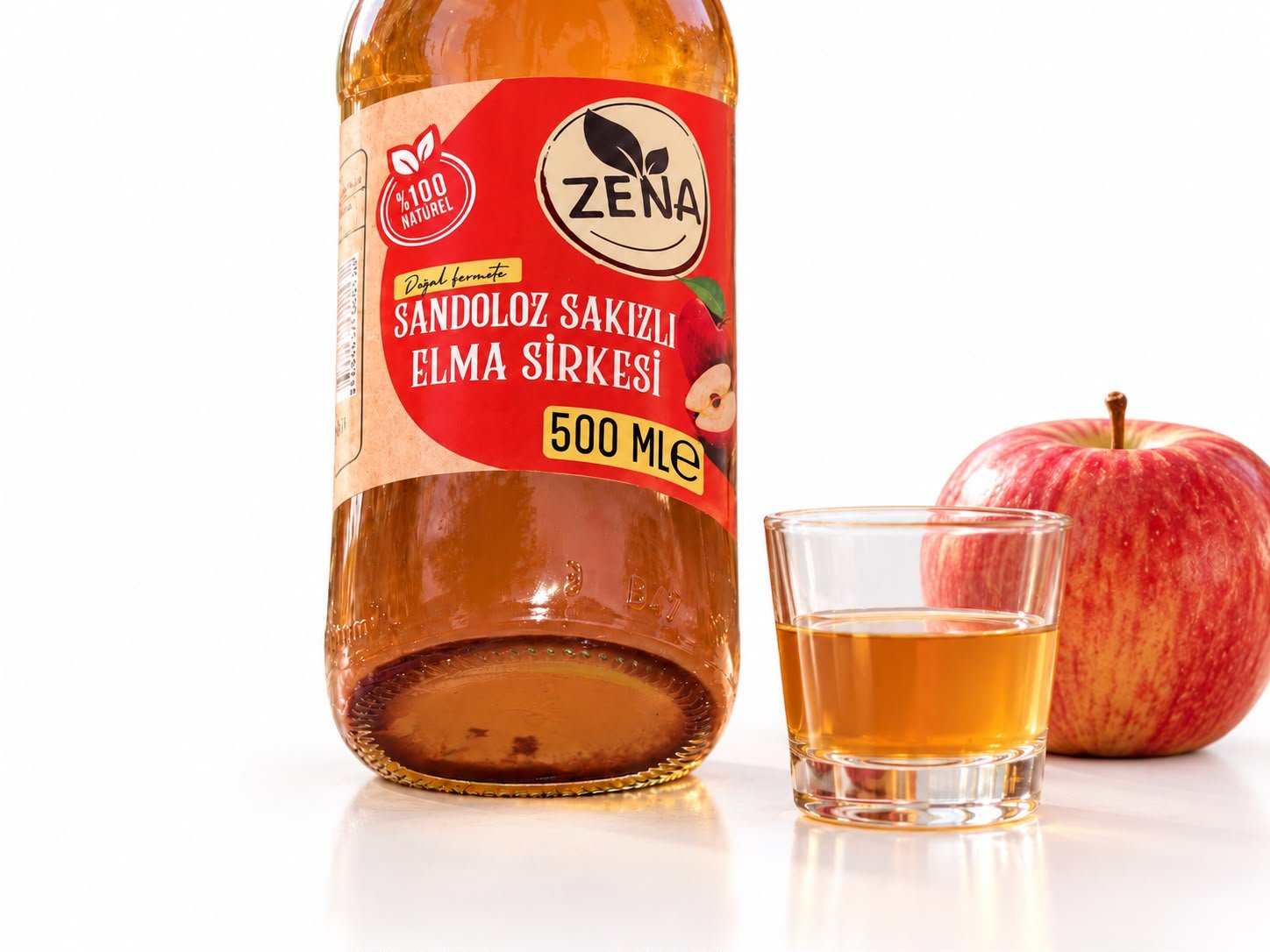 Zena Sandaloz Sakızlı Elma Sirkesi, bardak ve elma